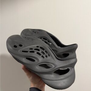 Yeezy Foam RNNR ‘Carbon’ Foam Slip-On Shoes US 10 Men’s